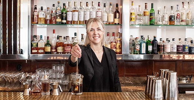 Hanna Oscarsson bartender i Cadierbaren.